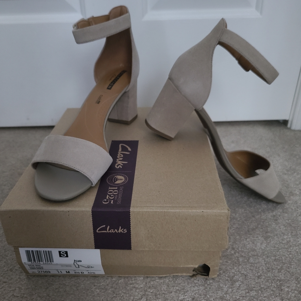 Clarks Deva Mae Stone/Sand Block Heel Sandals